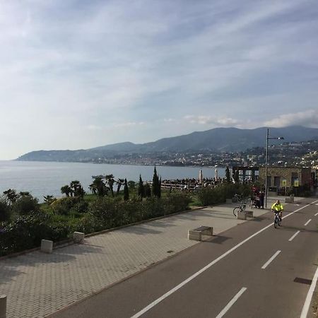 Casa Noemi, A Pochi Passi Dalle Spiagge E Dal Centro Di Arma Di Taggia. Exterior photo